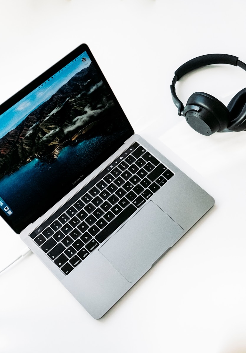 MacBook Air vs Dell XPS 13 : lequel est le meilleur PC portable étudiant en 2025 ?